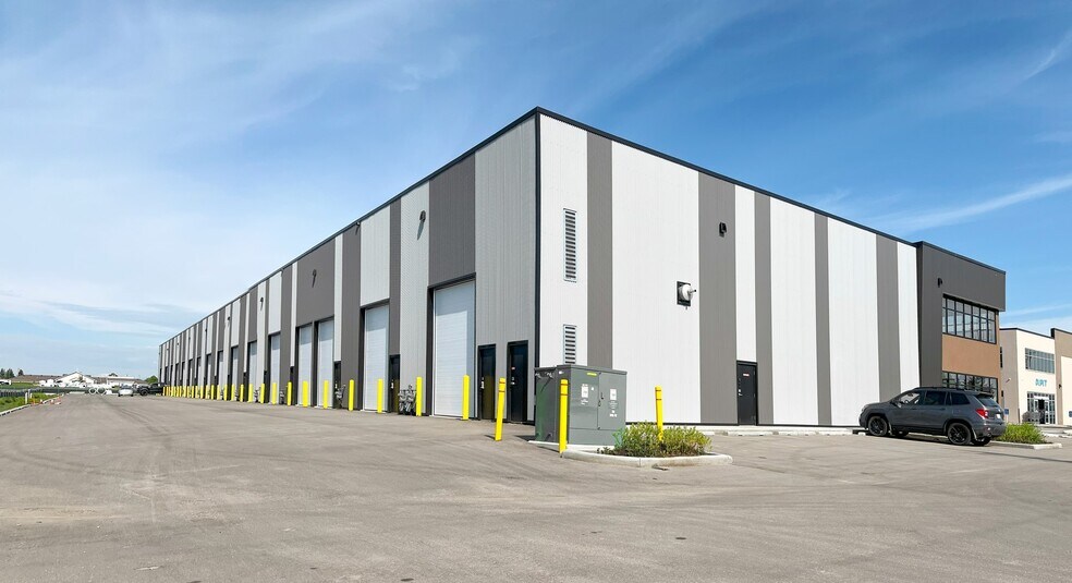 More Photos Of 120 Commercial Dr, Calgary Warehouse For Lease
