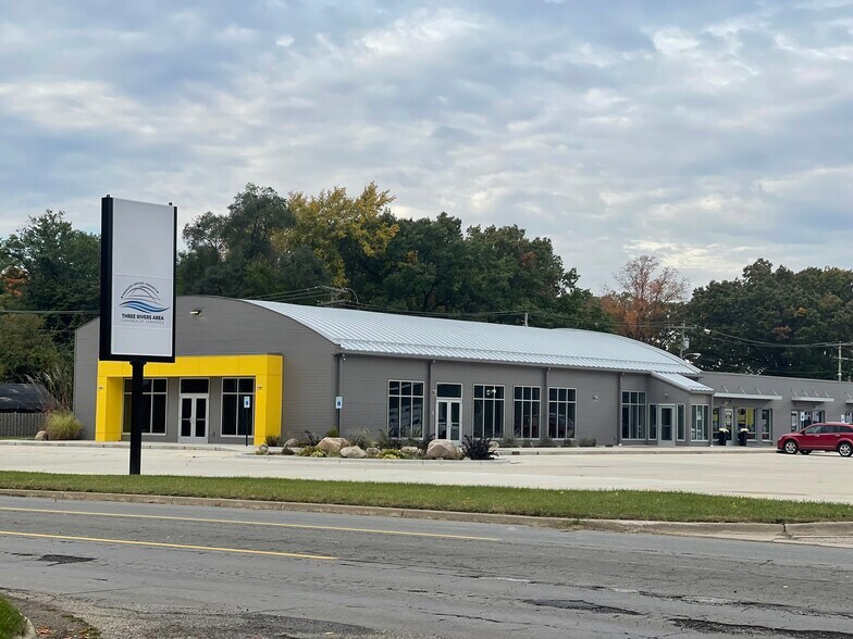 More Photos Of 1108 Main St, Three Rivers General Retail For Lease