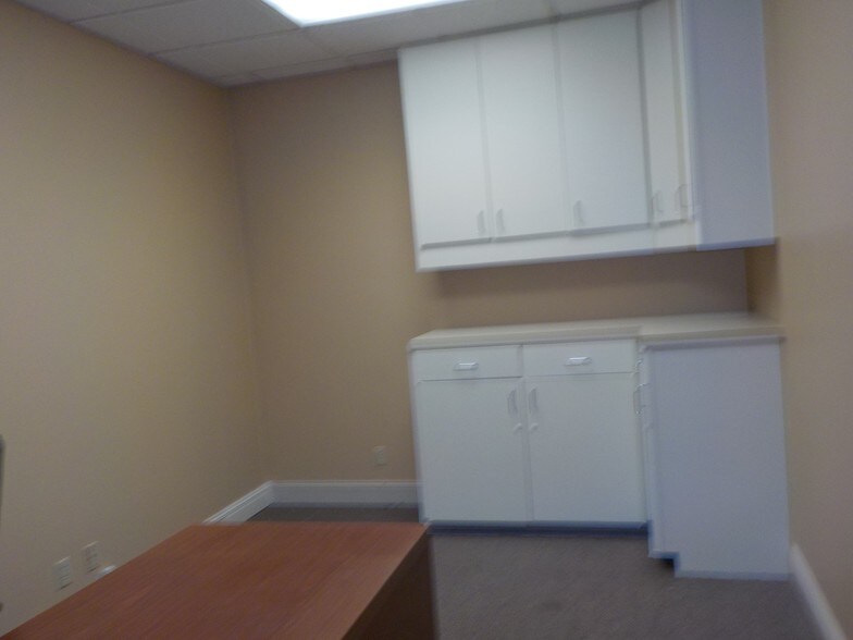 More Photos Of 3700 N 10th St, McAllen Office For Lease