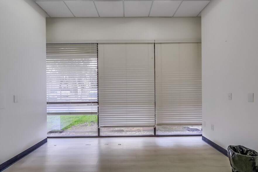More Photos Of 5947-5951 Variel Ave, Woodland Hills Office For Sale