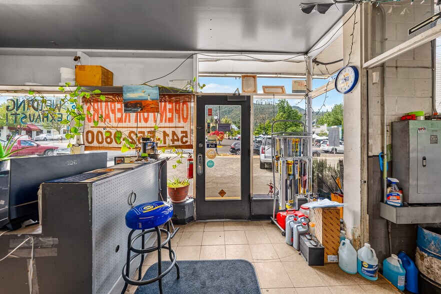 More Photos Of 75 Lithia Way, Ashland Service Station For Sale