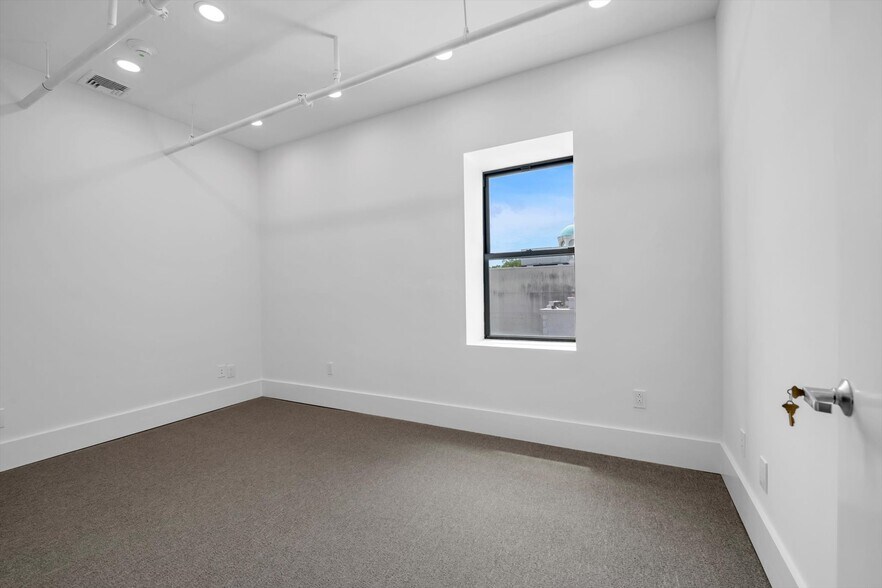 More Photos Of 705 Middle Neck Rd, Great Neck Coworking Space