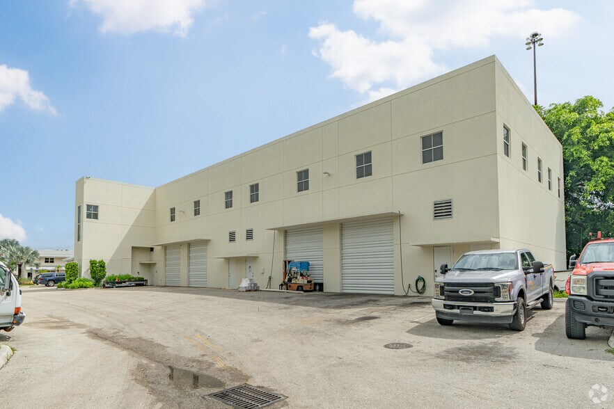 More Photos Of 701 SE 32nd Ct, Fort Lauderdale Flex For Lease