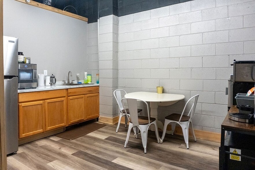 More Photos Of 214 S Church St, Dublin Flex For Sale