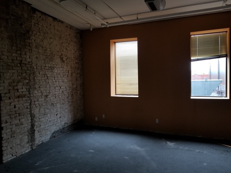 More Photos Of 7 N Saginaw St, Pontiac Office For Lease