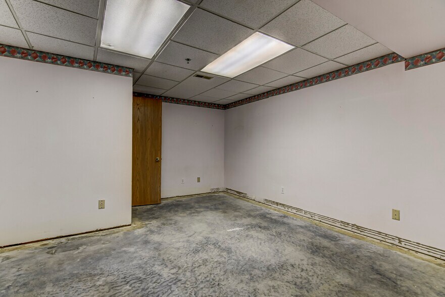 More Photos Of 2965 S MacArthur Blvd, Springfield Medical For Sale