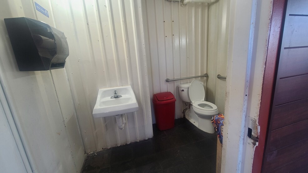 More Photos Of 622 6th St N, Texas City Bar For Lease