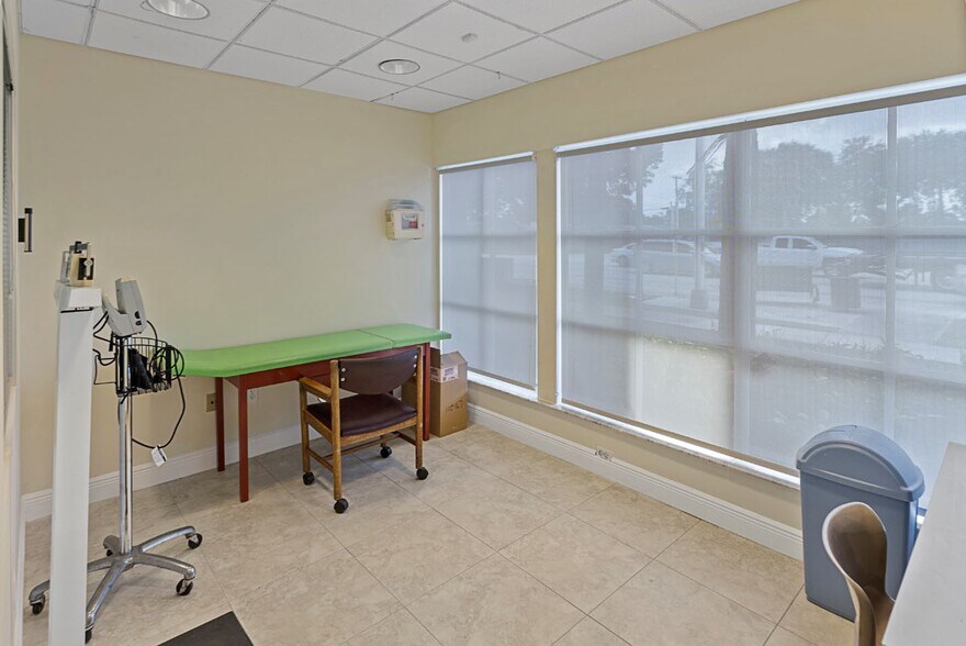 More Photos Of 100 E Commercial Blvd, Fort Lauderdale Storefront Retail Office For Lease