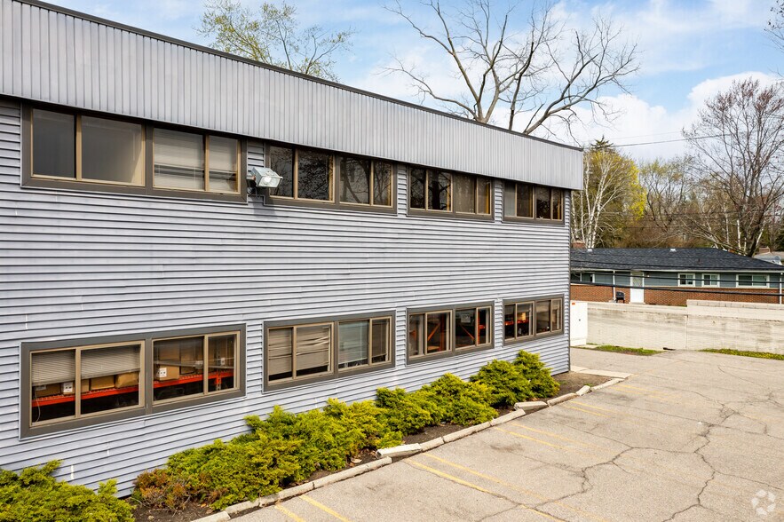 More Photos Of 21540 W 11 Mile Rd, Southfield Medical For Lease