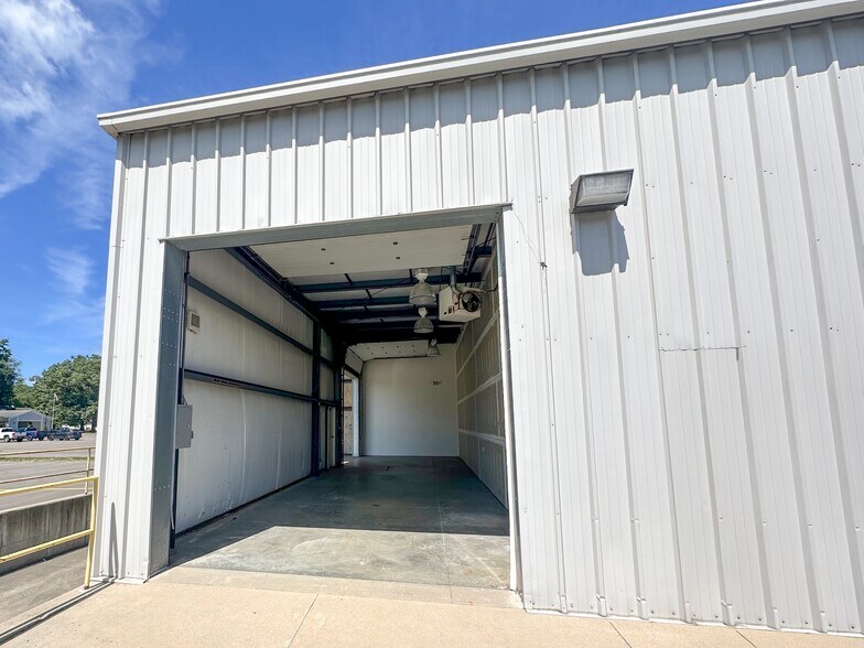 More Photos Of 1913 N Wayne St, Angola General Retail For Lease