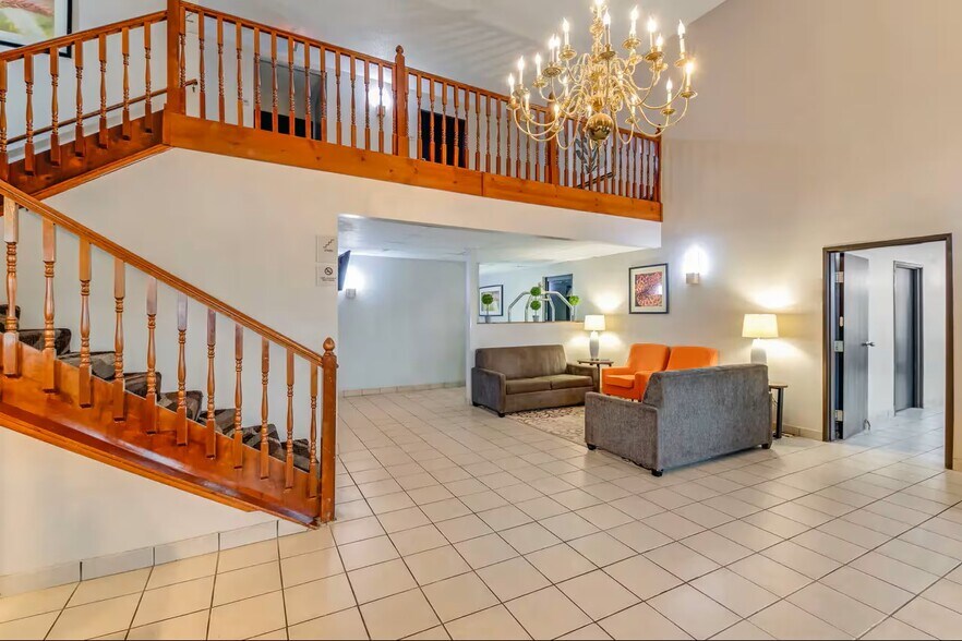 More Photos Of 800 Senate Ave, Red Oak Hotel For Sale