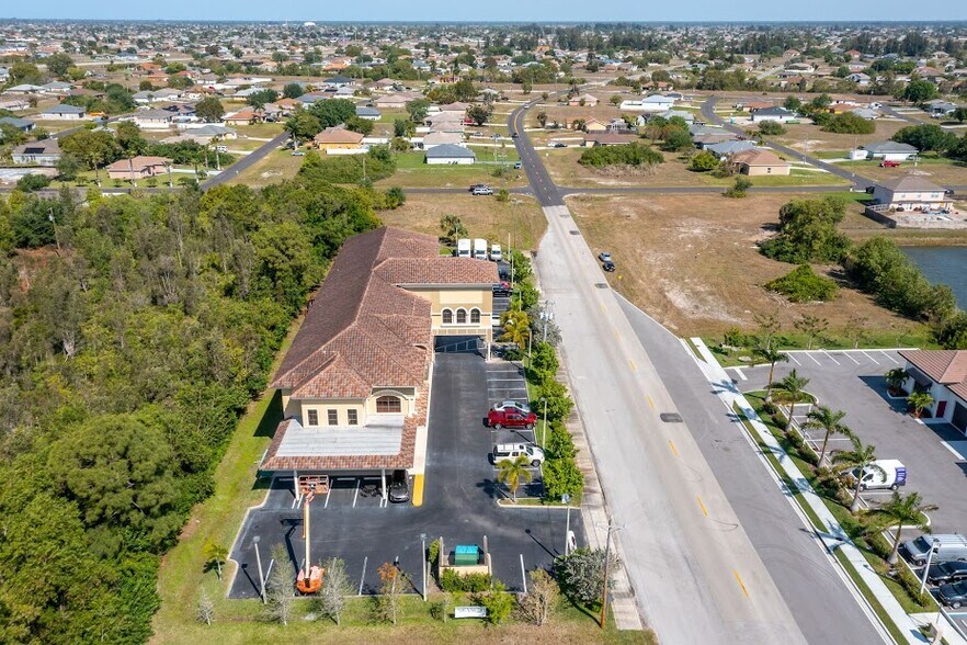 More Photos Of 422 NE 2nd Pl, Cape Coral Office For Lease