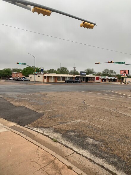 More Photos Of 598 Westwood Dr, Abilene Office For Lease