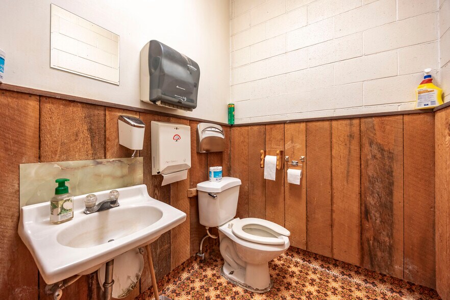 More Photos Of 627 S Columbia Ave, Connell General Retail For Lease
