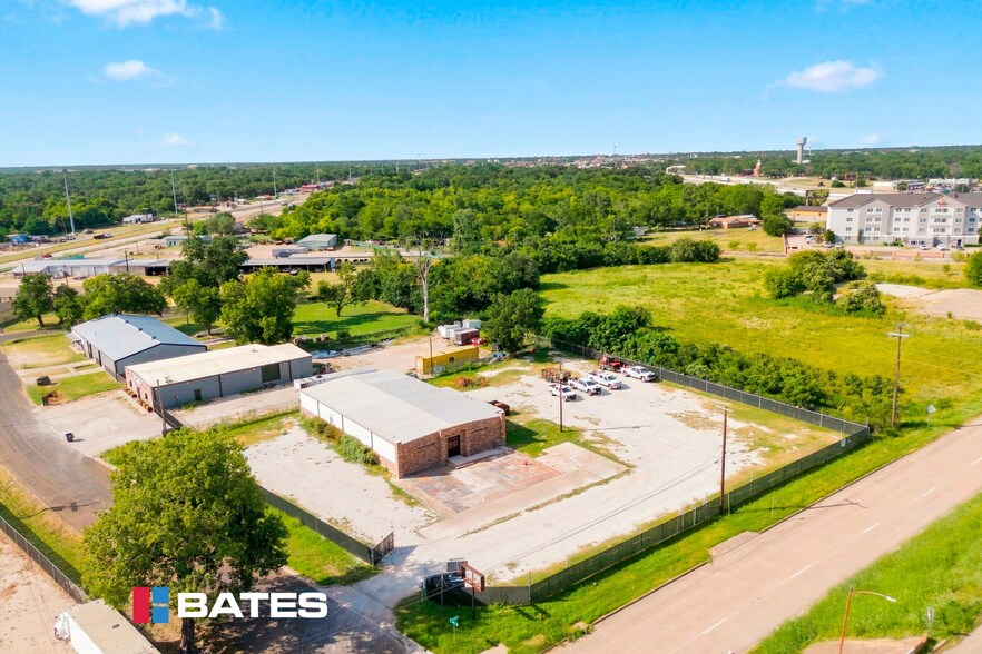 More Photos Of 901 E Johnson St, Waco Service For Sale