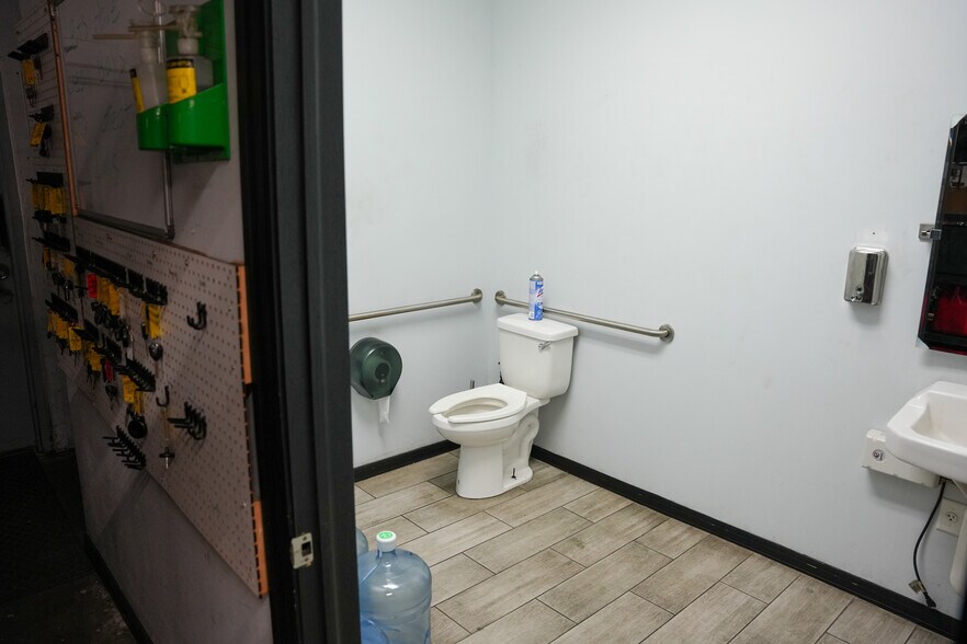 More Photos Of 1100 S French Ave, Sanford Freestanding For Sale