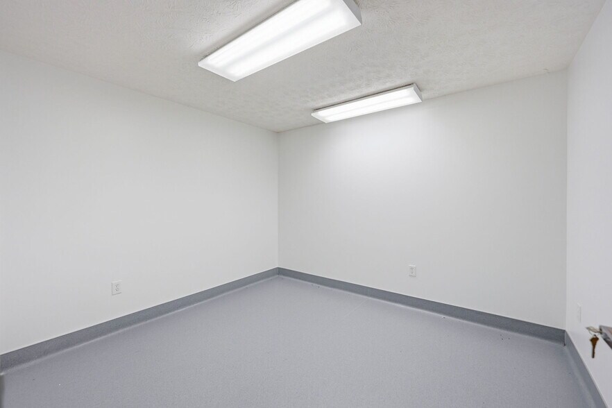 More Photos Of 1655 Oakbrook Dr, Gainesville Flex For Lease