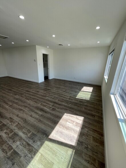 More Photos Of 727-731 N La Brea Ave, Los Angeles Unknown For Lease