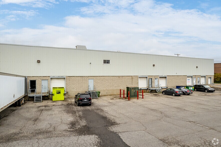 More Photos Of 9260-9300 Blvd Henri Bourassa W, Montréal Flex For Lease