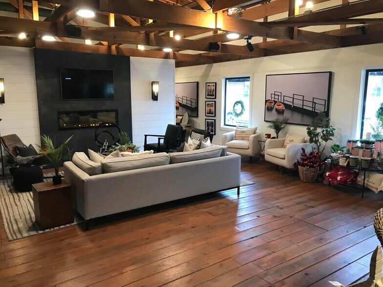 More Photos Of 310-340 Water St, Excelsior Freestanding For Lease