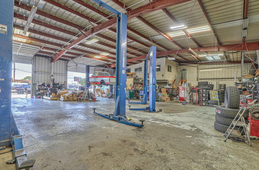 More Photos Of 50 Chamberlain St, Salinas Warehouse For Sale