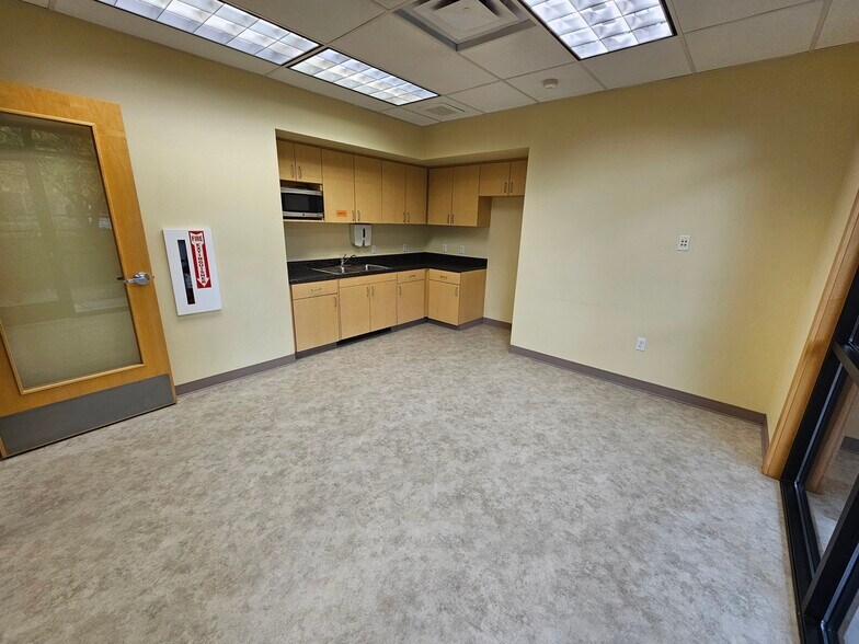More Photos Of 831 O'Hare Pky, Medford Medical For Lease