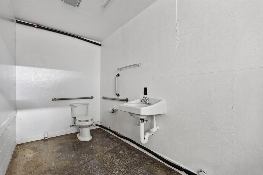 More Photos Of 211 Tannery Rd, Luray Warehouse For Sale