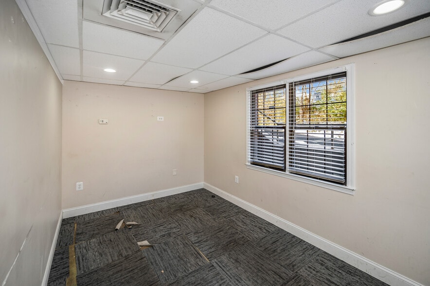 More Photos Of 1502 Featherstone Rd, Woodbridge Medical For Sale