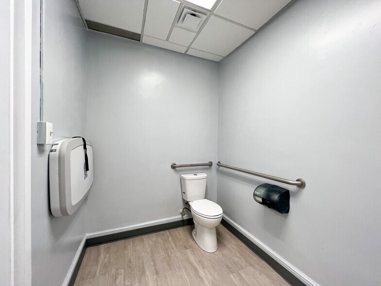 More Photos Of 1431 Elizabeth Ave, Charlotte Office For Lease