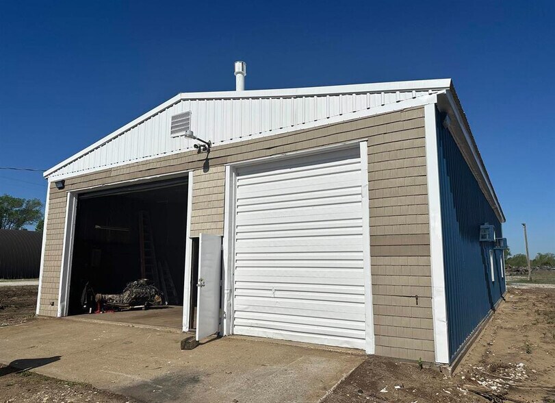 More Photos Of 8727 Arenzville Rd, Beardstown Warehouse For Sale