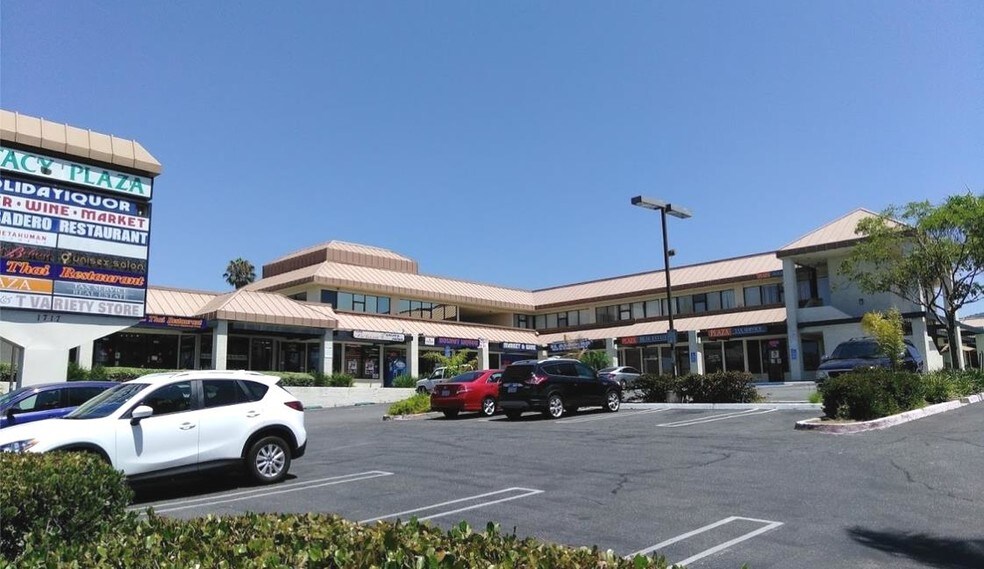 More Photos Of 1717 E Vista Way, Vista Unknown For Lease