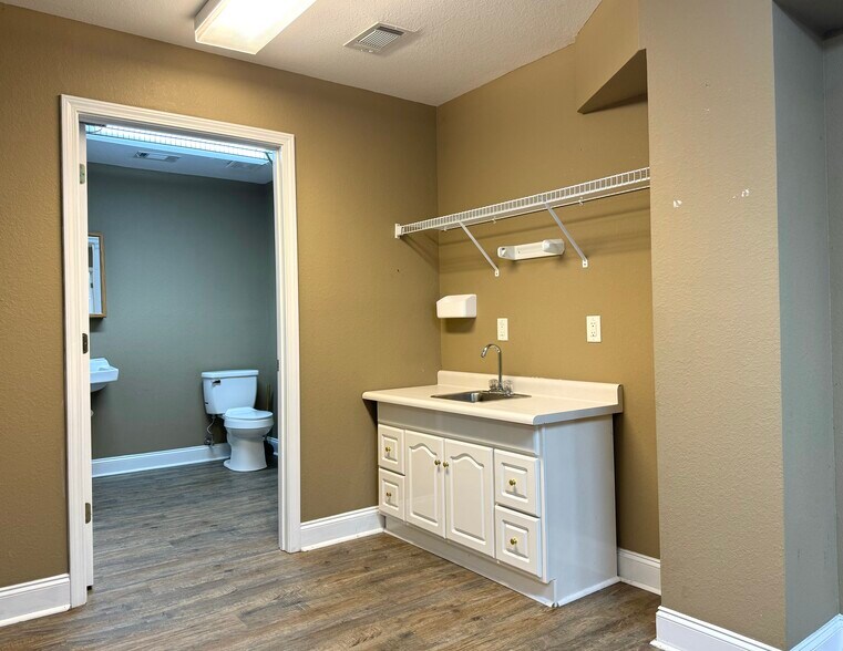 More Photos Of 144 Commerce Pky, Cornelia Flex For Sale