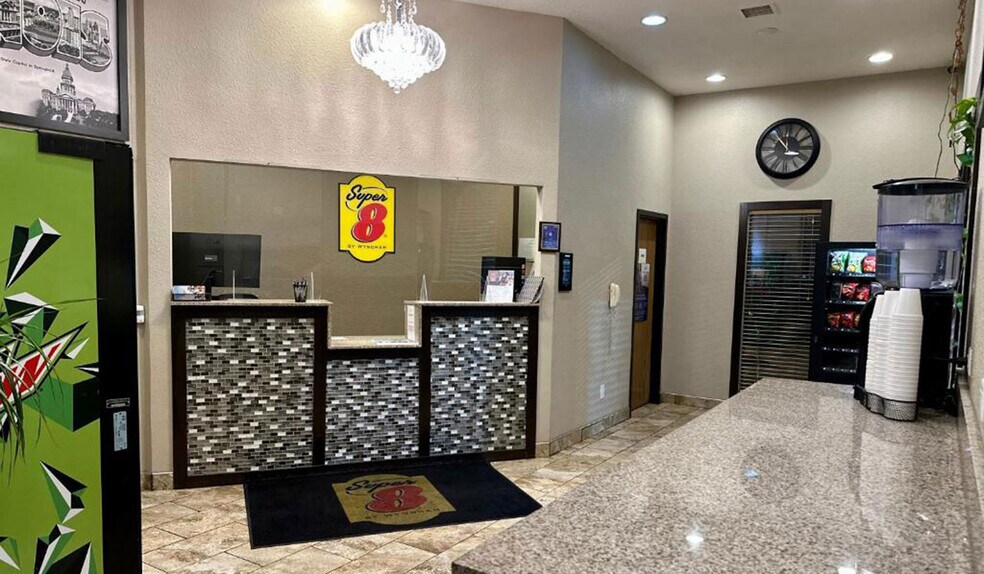 More Photos Of 401 S 44th St, Mount Vernon Hotel For Sale