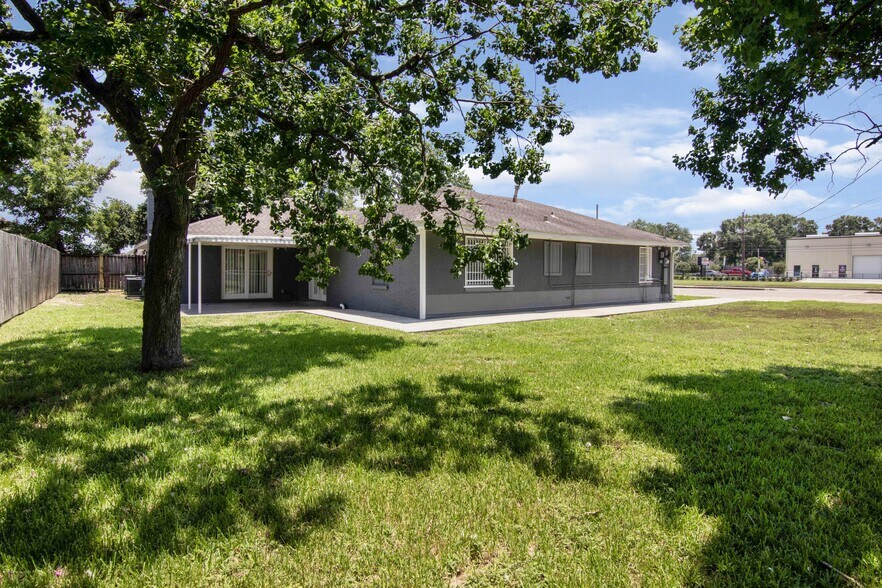 More Photos Of 825 Fairmont Pkwy, Pasadena Office For Sale