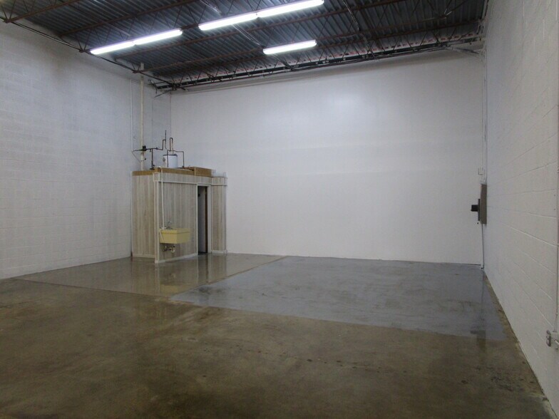 More Photos Of 7241-7257 Gabe Ct, Manassas Warehouse For Lease