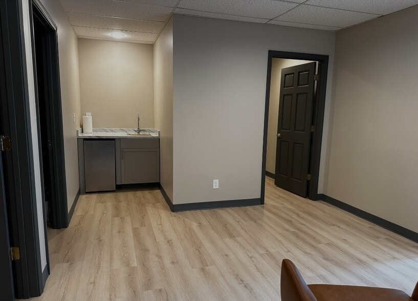 More Photos Of 10600-10628 W 87th St, Overland Park Office For Lease