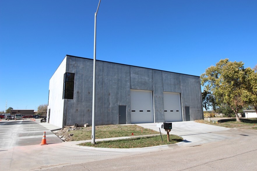 More Photos Of 1920 Holdrege St, Lincoln Light Distribution For Lease