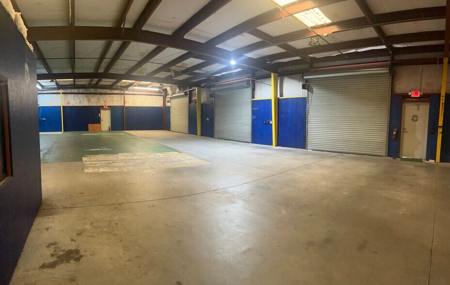 More Photos Of 2009 Jaffa Dr, Saint Cloud Warehouse For Lease