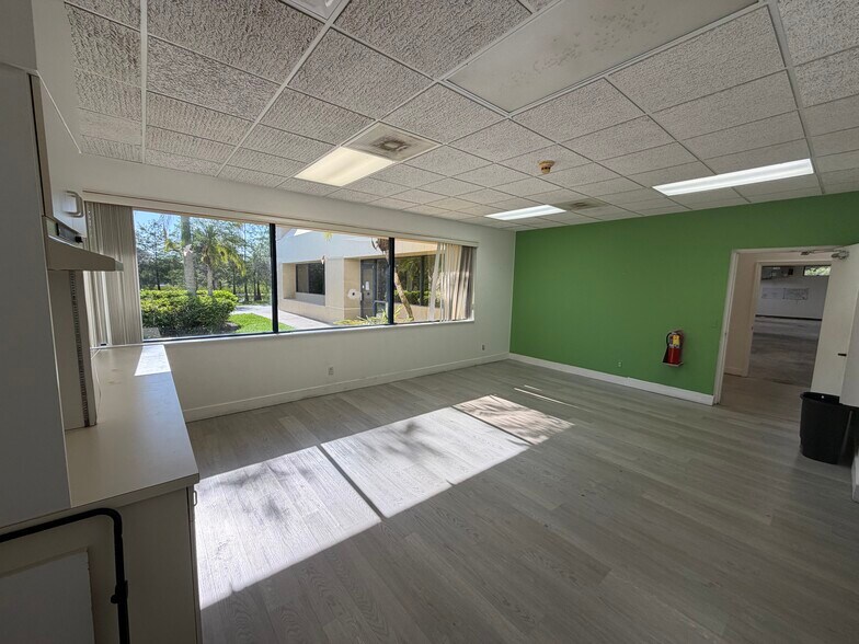 More Photos Of 10061 Amberwood Rd, Fort Myers Flex For Lease