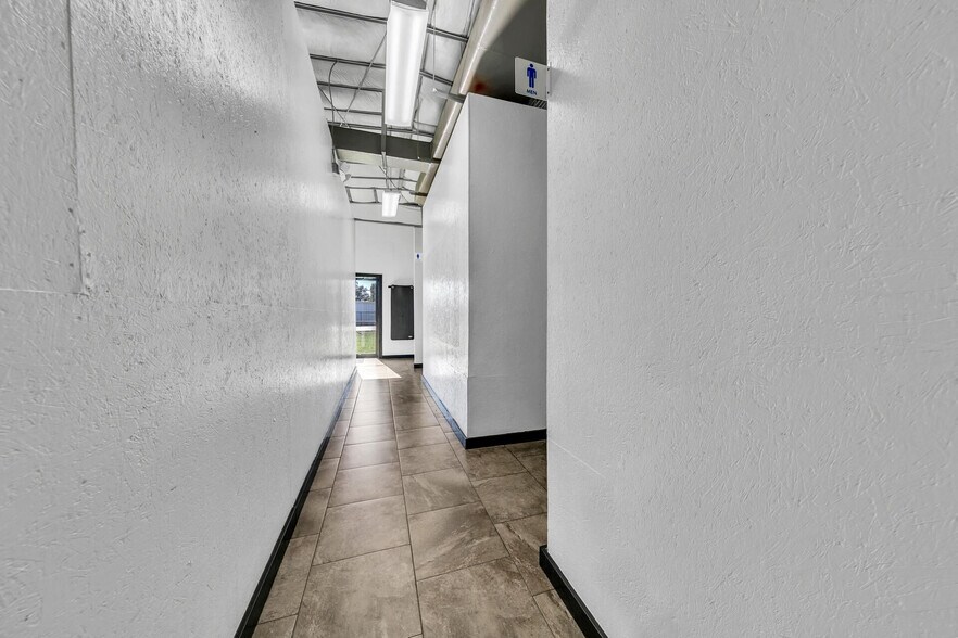 More Photos Of 2500 S Ferdon Blvd, Crestview Storefront For Lease