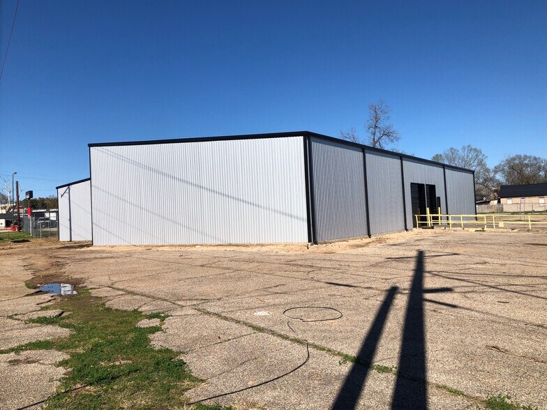 More Photos Of 100 Sherman St, Conroe Warehouse For Lease