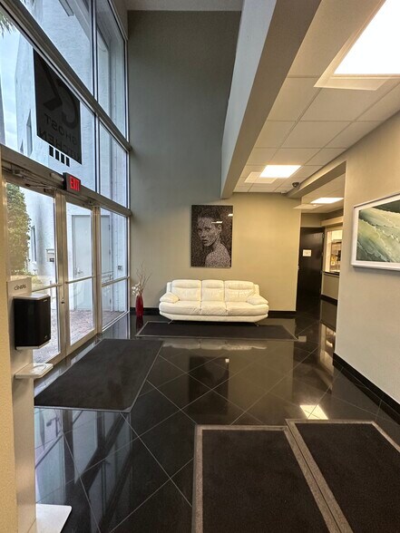 More Photos Of 1002 E Newport Center Dr, Deerfield Beach Flex For Lease