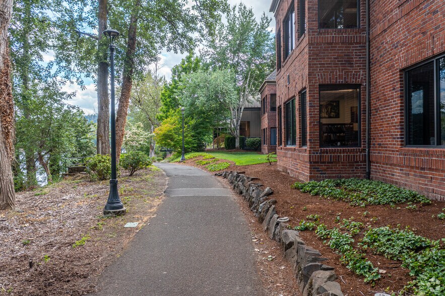 More Photos Of 300 Oswego Pointe Dr, Lake Oswego Office For Lease