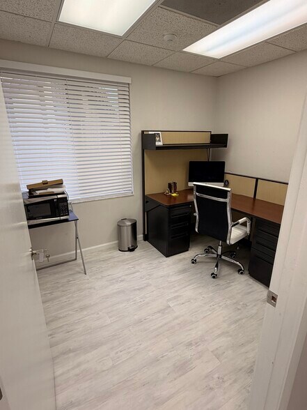 More Photos Of 7021 S Tamiami Trl, Sarasota Office For Sale