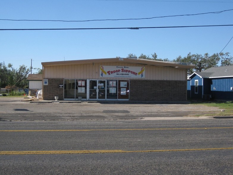 More Photos Of 621 E Market St, Rockport Flex For Lease