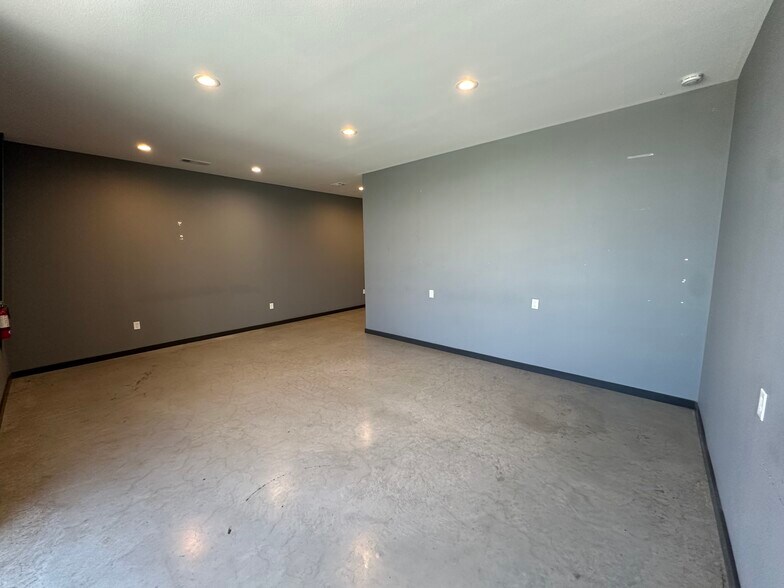 More Photos Of 13055 Harmon Rd, Fort Worth Warehouse For Lease