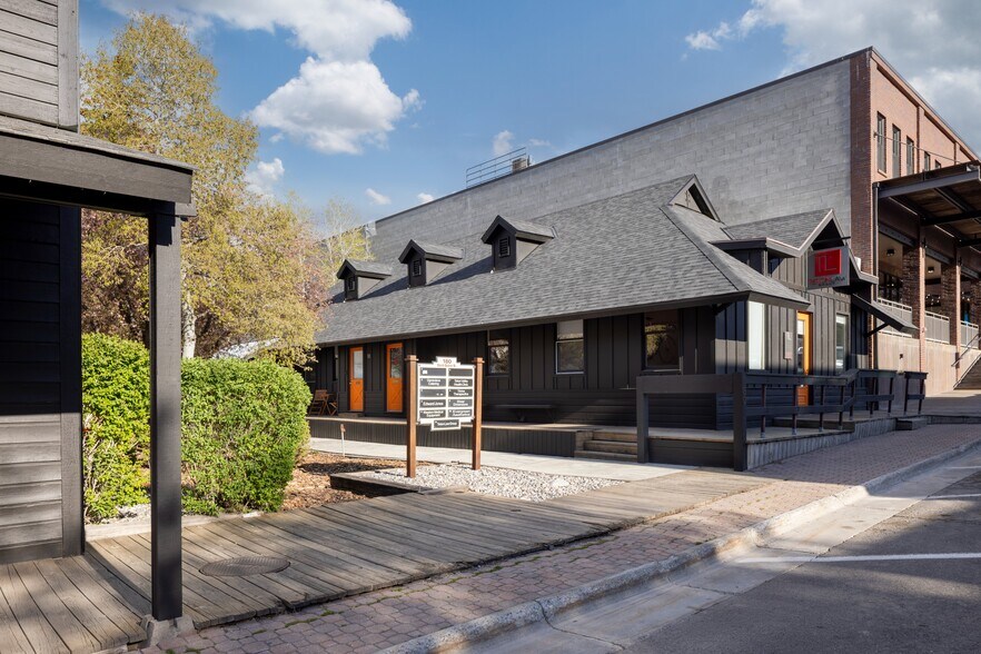 More Photos Of 180 Center St, Jackson Showroom For Lease