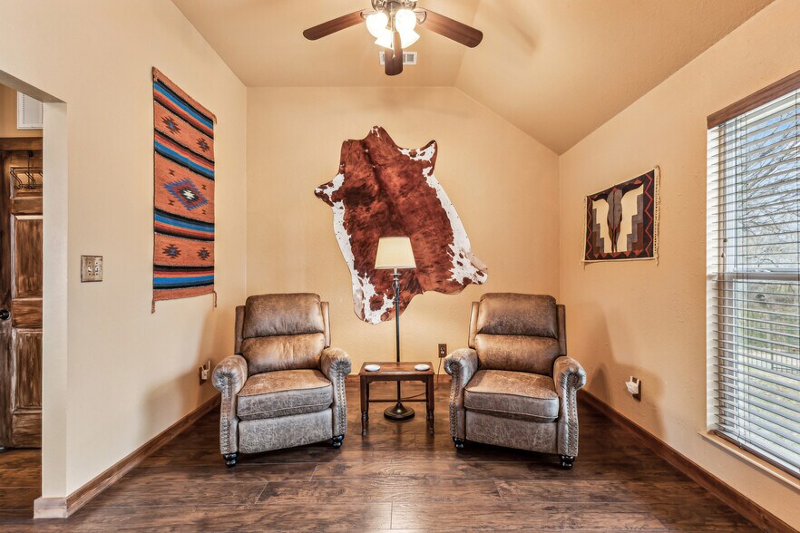 More Photos Of 512 N Travis St, Granbury Hospitality For Sale