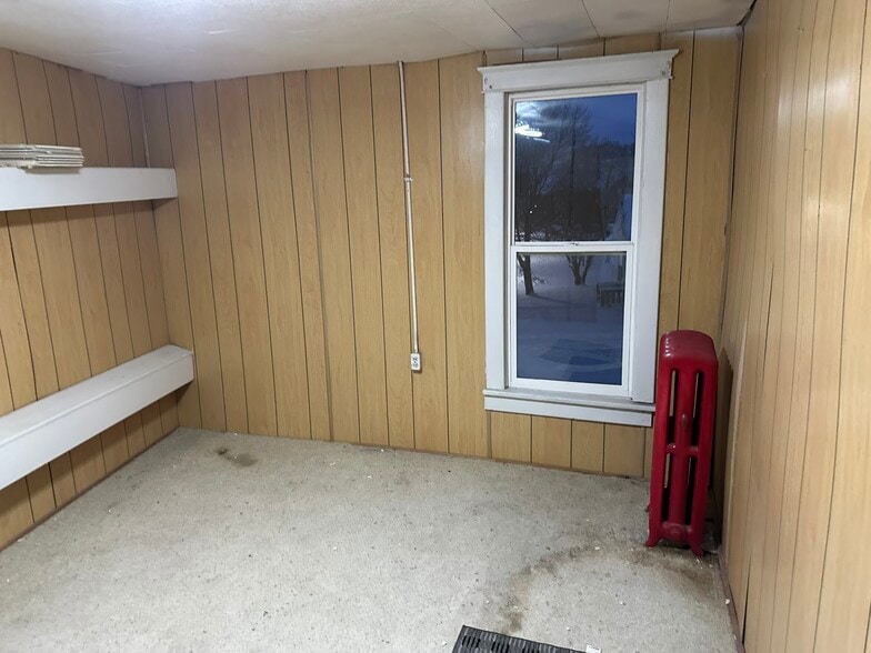 More Photos Of 4 Davis St, Hamlet Restaurant For Sale