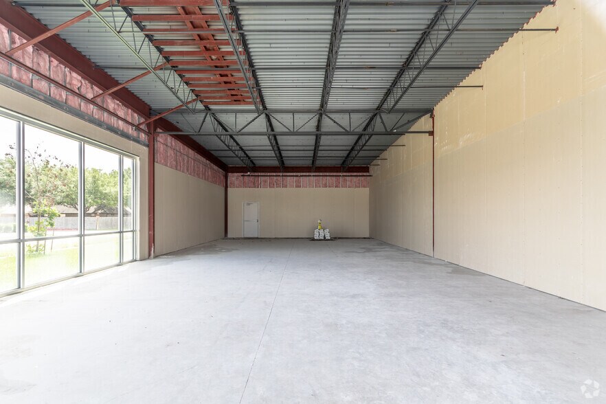 More Photos Of 1499 E Court St, Seguin Storefront For Lease